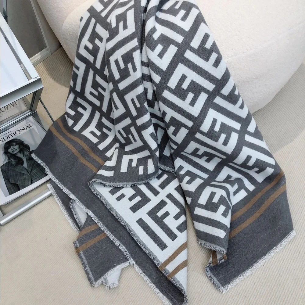 Fendi shawl cape
Specifications: 140cm*140CM scarf - Picture 3 of 5